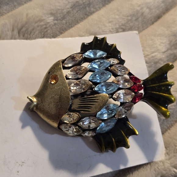 Jewelry - Vintage signed fish brooch with rhinestones wearable! No return as is